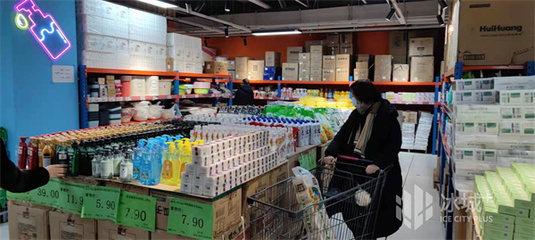 超市折扣仓年货潮涌，市民假日“囤货”忙，日用百货销售迎来小高峰